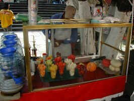 g_fruit_seller.jpg (66312 bytes)