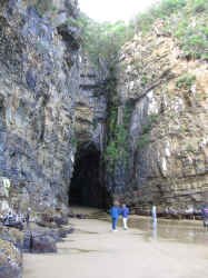 cathedral_caves_outside.jpg (118105 bytes)
