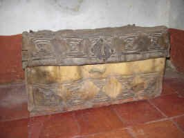 17th_century_chest.jpg (64332 bytes)