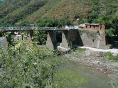 Batopilas bridge.jpg (72347 bytes)