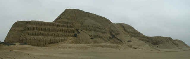 Huaca_del_sol_pan.jpg (39965 bytes)