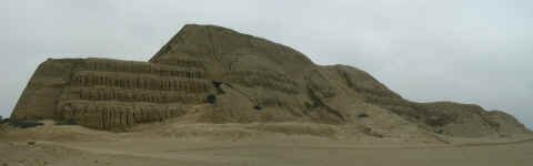Huaca_del_sol_pan.jpg (39965 bytes)