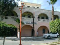 Kim at the Hotel California.JPG (394678 bytes)