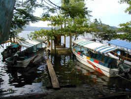 Laguna_catemaco_boats.JPG (100346 bytes)