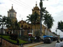 Laguna_catemaco_church.JPG (73614 bytes)