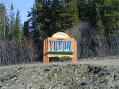 Yukon Welcome.jpg (43780 bytes)