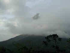 arenal plume.jpg (27925 bytes)