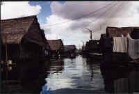 belen_houseboat.jpg (21347 bytes)