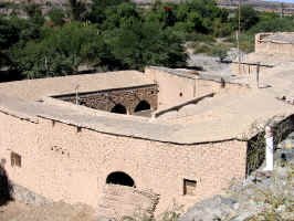 cachi_mud_roof1.jpg (116785 bytes)