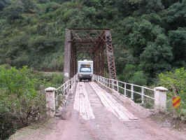 cachi_old_bridge.jpg (110316 bytes)