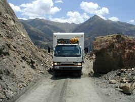 chavin road landslide.jpg (100324 bytes)