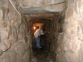 chavin tunnel.jpg (91019 bytes)