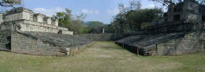 copan_ballcourt_pan.jpg (146585 bytes)