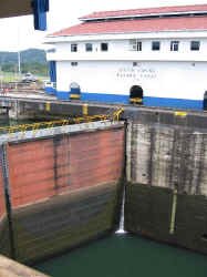 gatun_locks2.jpg (83148 bytes)
