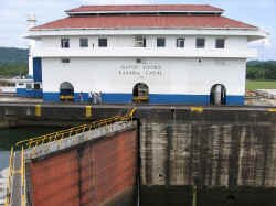gatun_locks.jpg (78019 bytes)