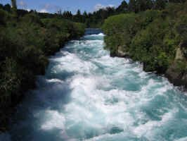 huka_falls1.jpg (76099 bytes)