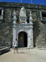 ilha_fort_entrance.jpg (107658 bytes)