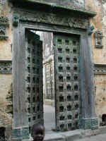 ilha_old_door.jpg (105080 bytes)