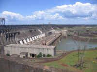 itaipu powerhouse.jpg (74885 bytes)