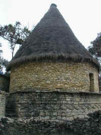 kuelap_building.jpg (95992 bytes)