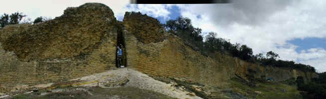 kuelap_pan.jpg (81089 bytes)