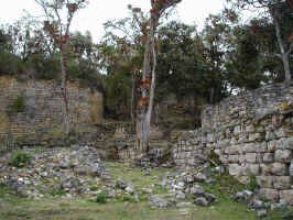 kuelap_ruins.jpg (128454 bytes)
