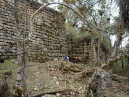kuelap_walls.jpg (144330 bytes)