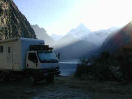 lago_peron_camp.jpg (44559 bytes)