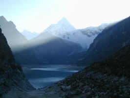 lago_peron_piramide.jpg (40522 bytes)