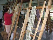 mapuche_weaver1.jpg (89494 bytes)