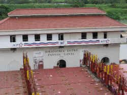 miraflores_locks.jpg (87360 bytes)