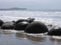 moeraki_boulders1.jpg (72348 bytes)