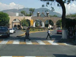 morelia aqueduct.jpg (62871 bytes)