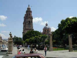 morelia catedral.jpg (51772 bytes)