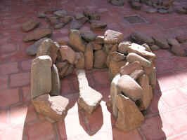 petroglyph_pile1.jpg (66648 bytes)