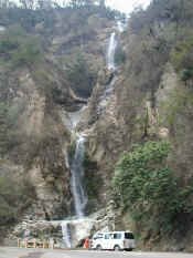 roadside waterfalla.jpg (52331 bytes)