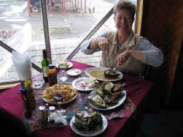 seafood_lunch.jpg (75370 bytes)