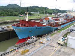 ship_in_lock.jpg (87525 bytes)