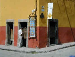 sm_bar.JPG (58377 bytes)