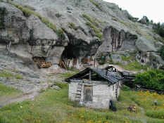 tarahumara house and cave.jpg (63991 bytes)