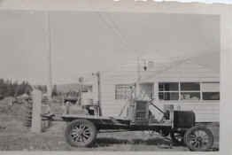 truck and hbc house selkirk.JPG (103581 bytes)