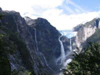 ventisquero_colgante_glacier2.jpg (74035 bytes)
