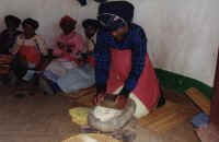 xhosa_grinding_corn.JPG (184858 bytes)